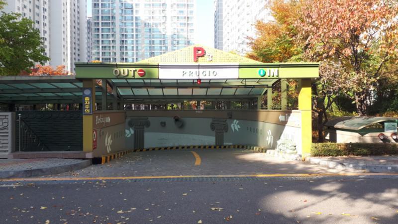 지하주차장 출입구 모습 입니다