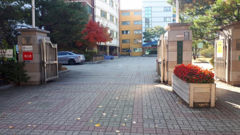 단지 주변에 송호중학교가 위치하여 있습니다