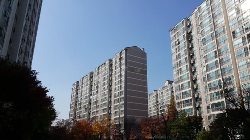 단지 내부에서 바라본 안산고잔푸르지오5차 514동과 506동의 단지전경 이에요