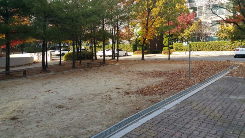 단지내 넉넉한 공간의 공터가 있어 간단한 맨손체조와 운동을 즐길수 있으며 아이들이 뛰어 놀 공간으로 좋아요