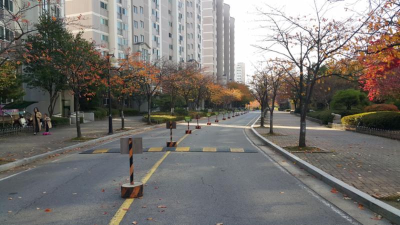 지상주차장과 인접한 단지내 도로 입니다