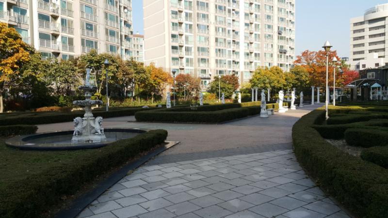 단지 중앙에는 주민 휴게시설이 넓게 자리하고 있으며 주변으로 조형물과 조경이 어우러져 있어 작은 공원같은 분위기를 보여주고 있어요