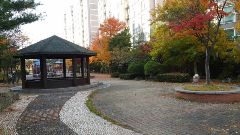 단지곳곳에 마련된 휴게시설입니다