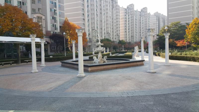 단지 곳곳에 잘 관리된 화단과 다양한 조형물이 갖춰져 있어 보는 재미가 있는 조경시설이에요