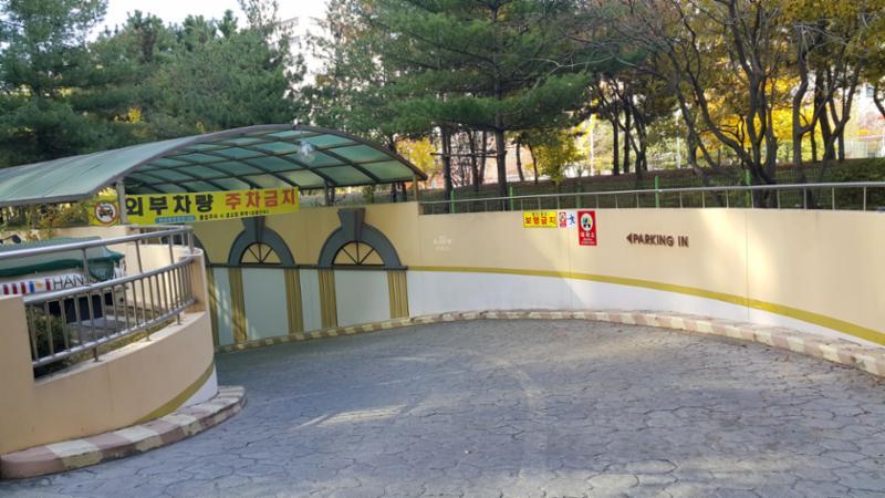 지하주차장 출입구 입니다