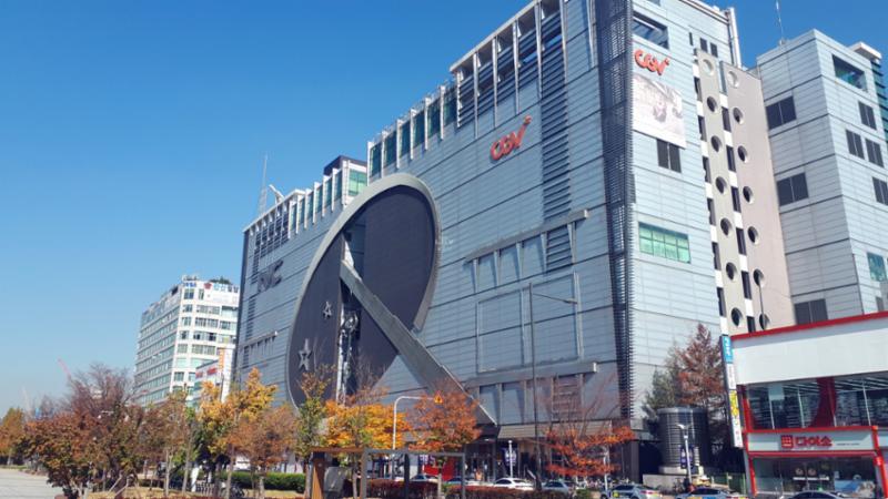 단지 인근에 NC백화점[안산고잔점]이 있습니다