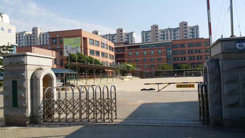 단지 주변에 있는 초지중학교 입니다