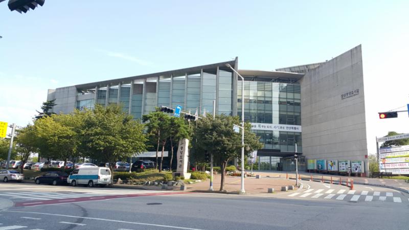 단지 인근에 위치한 안산중앙도서관 입니다