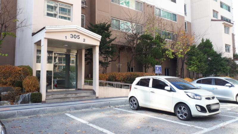 단지 내 위치한 지상주차장입니다