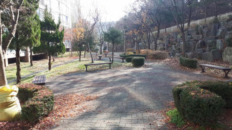 단지 내 공원이에요
