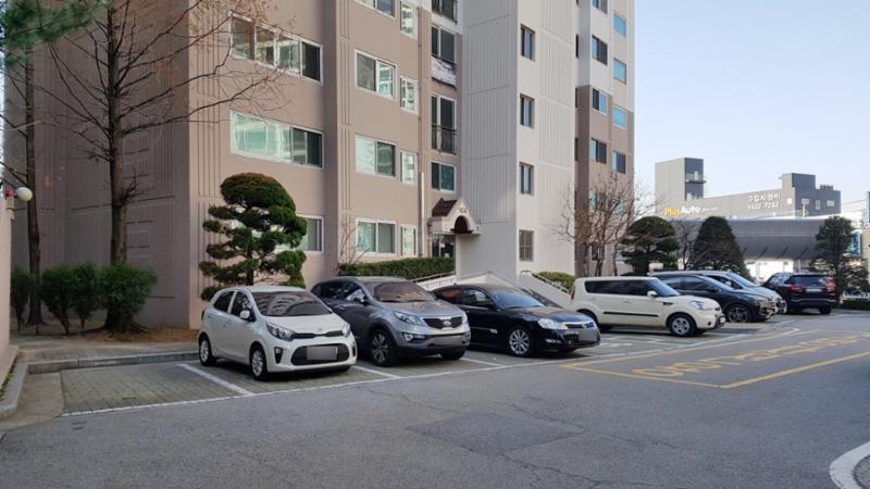 도로와 인접해 있는 지상 주차장입니다