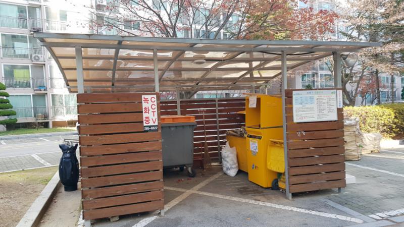 주민들의 이동 경로를 배려해 주차장 외진 곳에 마련된 분리수거장이에요