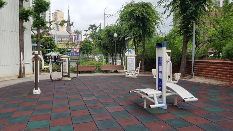 단지 내 주민운동시설물이 설치되어 있어 멀리 나가지 않고서도 단지 내에서 운동을 할 수 있어요~ 