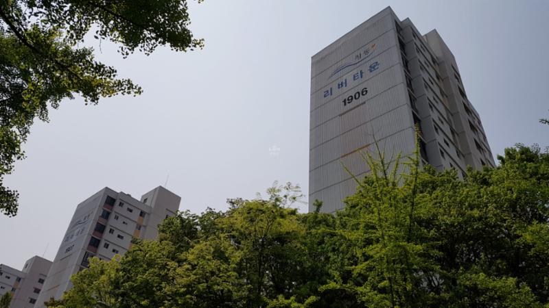1988년에 지어진 단지인 만큼 부분적으로 연식이 느껴지지만 전체적으로 양호하게 관리된 단지 외관이에요