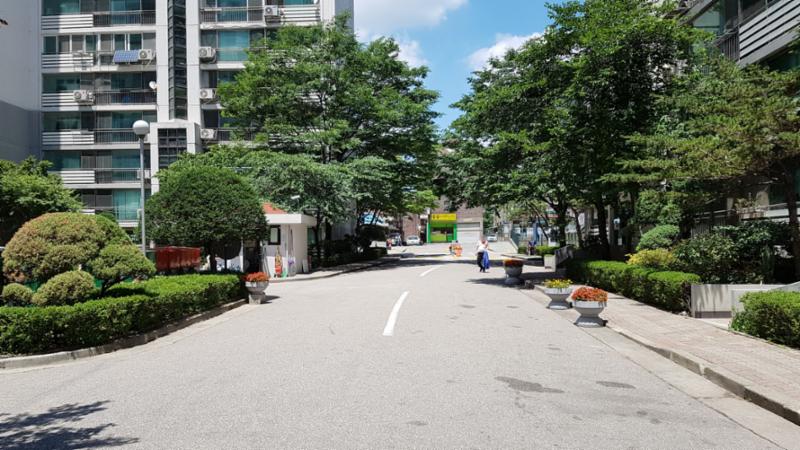 보행로와 차도가 구분되어 있는 단지 내 도로에요