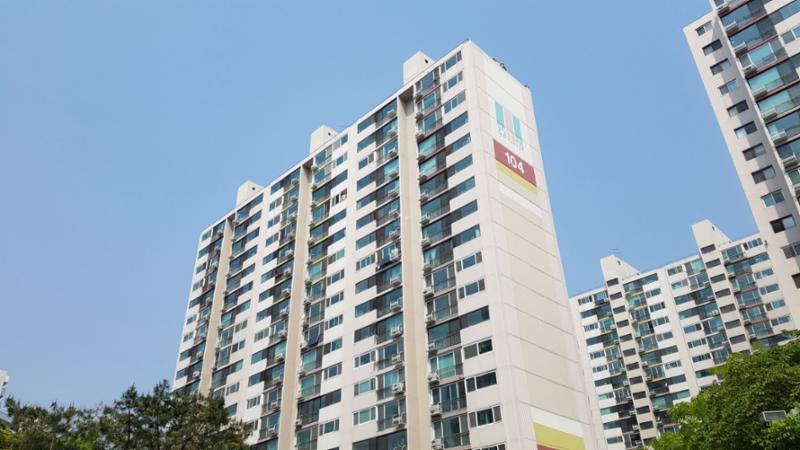 삼성래미안 특유의 색채와 디자인이 묻어 있는 단지 외형이에요