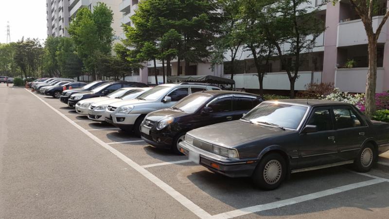 단지 내 지상주차장 모습이에요
