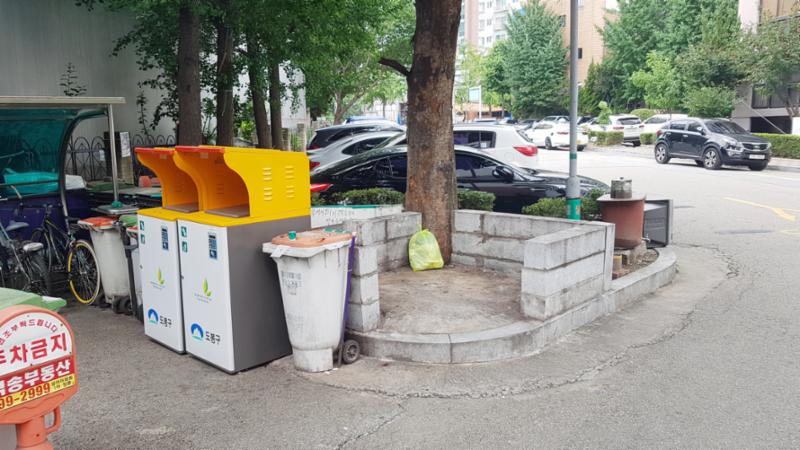 주민들의 이동 경로를 배려해 주차장 외진곳에 마련된 분리수거장이에요