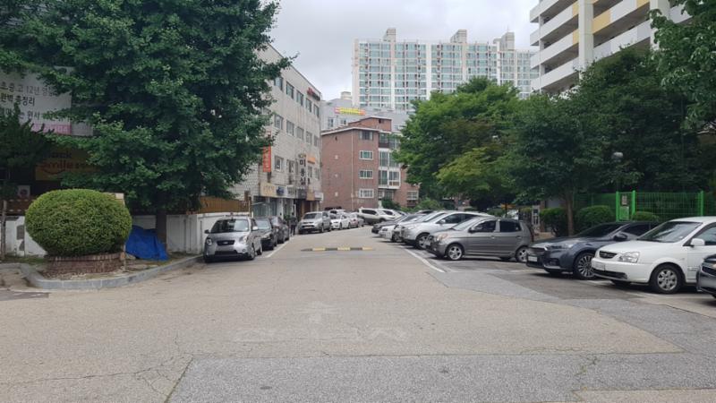 지상주차장과 인접한 단지내 도로 입니다