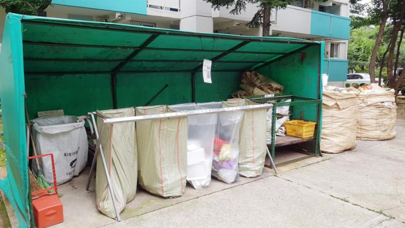 입주민들의 생활편의를 위하여 재활용 분리수거장을 야외에 별도로 설치하여 편의를 높였으며, 단지를 깨끗하게 관리할 수 있어요