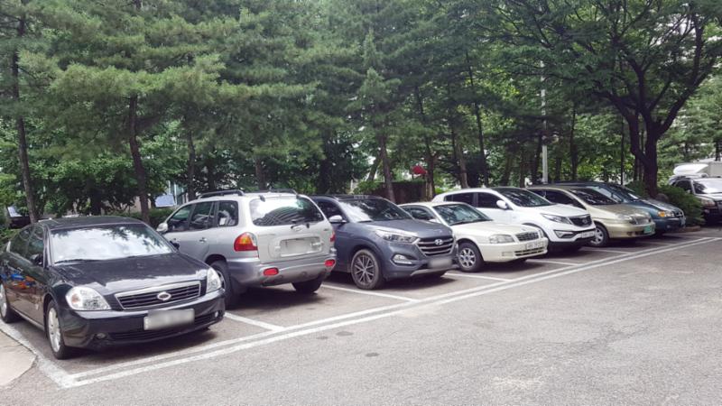 단지 내 지상주차장 모습이에요