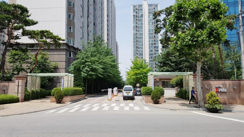 성수아이파크 정문이에요