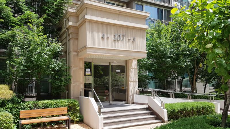 고급스러운 디자인의 공용현관 입구에요