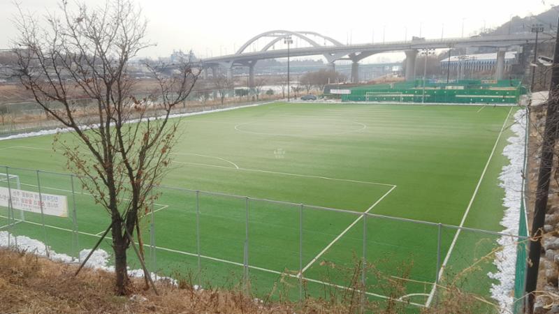 단지 인근에 위치한 응봉체육공원입니다