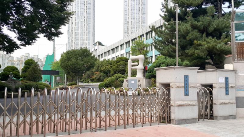 단지와 인접한 곳에 교육시설이 위치하고 있어 대중교통을 이용하지 않고도 편안하게 통학이 가능한 거리로 학생들은 편리하게 다닐 수 있어서 좋습니다