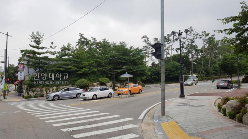 단지 인근에 위치한 사립 한양대학교가 있습니다