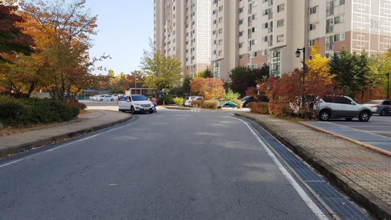 보행로와 차량 통행로는 대부분 평지로 되어 있으며, 단차를 두어 구분되어 있어요