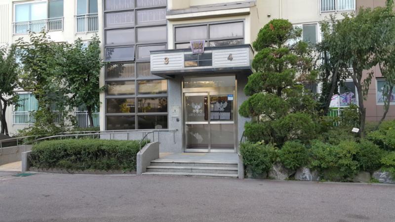 고급스러운 디자인의 공용현관 입구에요