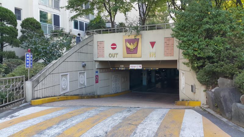 지하로 내려가는 주차장 출입구에요