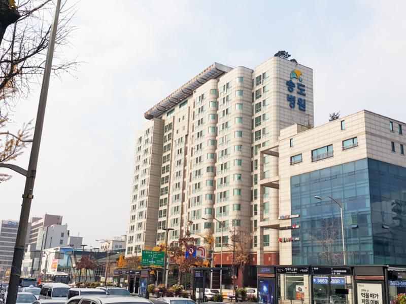 강서송도병원이 단지 인근에 위치하고 있어 응급상황시 신속하게 이용 가능합니다