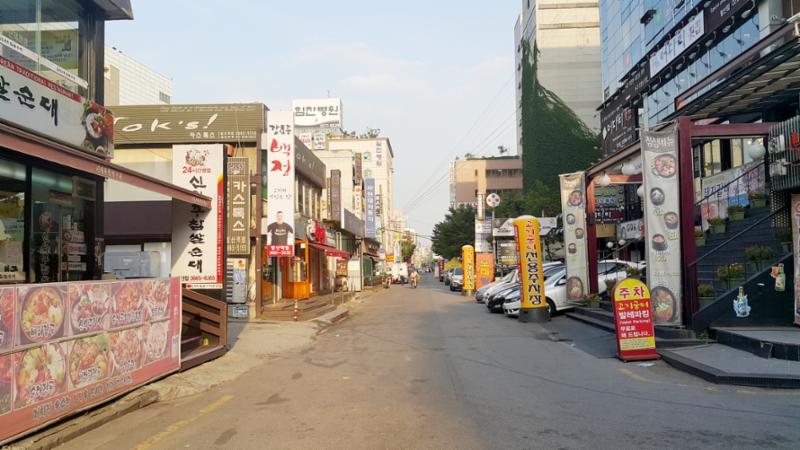 단지 주변에 위치한 먹자골목이에요