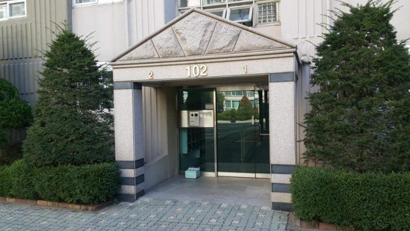 우림루미아트 102동 1층 현관이에요