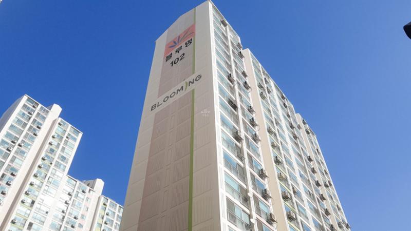 벽산블루밍1차 단지정문 바로 앞에는 버스정류장이 존재해 출퇴근 시간이 단축되어 생활의 편리함을 선물해요~