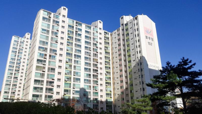 심플한 디자인의 벽산블루밍1차 단지전경이에요