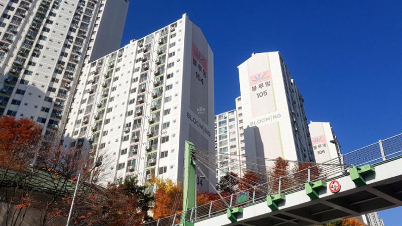 단지 외부에서 바라본 벽산블루밍1차 단지전경 모습입니다