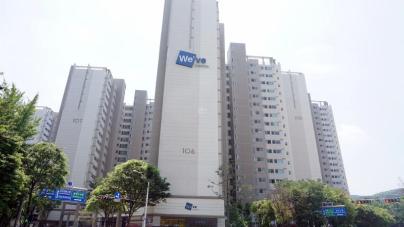 고급스러운 디자인과 차별화된 분위기로 단지의 품격을 한층 더 높이는 분당두산위브 아파트 단지전경 모습이에요