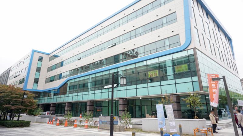 단지 주변에 위치한 상가와 오피스로 구성된 애니밴드몰입니다