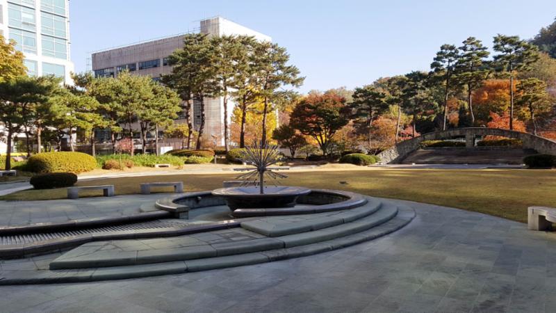 단지 중앙에는 주민 휴게시설이 넓게 자리하고 있으며 주변으로 조형물과 조경이 어우러져 있습니다