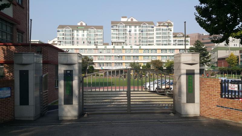 도보 13분 거리에 위치한 서초중학교입니다