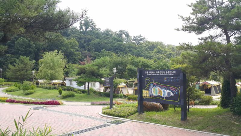 단지에서 도보 10분 거리에 이용 가능한 강동그린웨이가족캠핑장 입니다