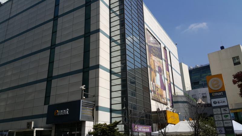 차량 9분 거리에 위치한 대형마트로 이용이 편리하고 대형주차장이 함께 설치되어 있어 주말에도 주차 걱정없이 편리하게 이용할 수 있습니다