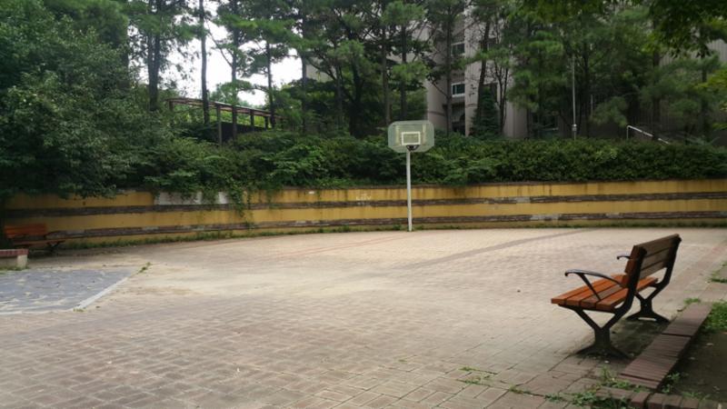 단지내 넉넉한 공간의 공터가 있어 간단한 맨손체조와 운동을 즐길수 있습니다