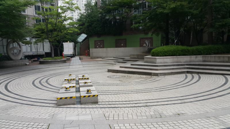 단지 내 중앙광장의 모습입니다