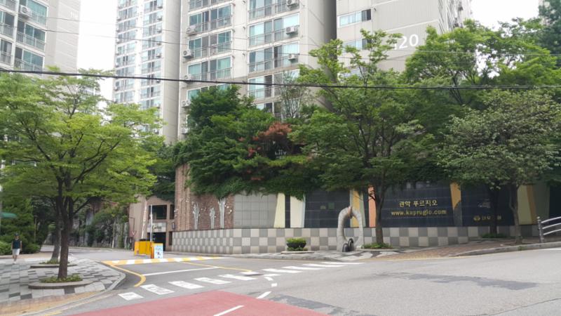 멋스러운 문주가 돋보이는 관악푸르지오 정문이에요