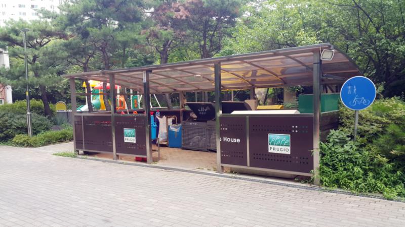 입주민들의 생활 편의를 위해 설치된 재활용 분리수거장이에요