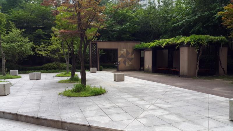 멋스러운 조경시설과 조화롭게 꾸며진 주민쉼터 공간이에요